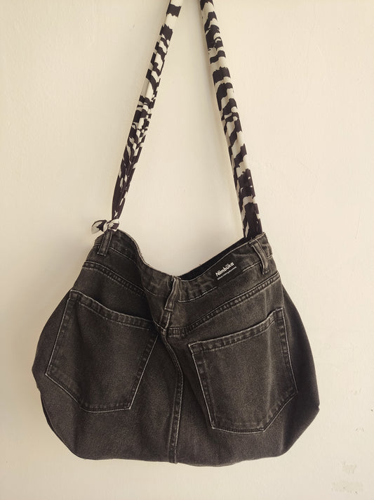 Bolso upcycled black jeans